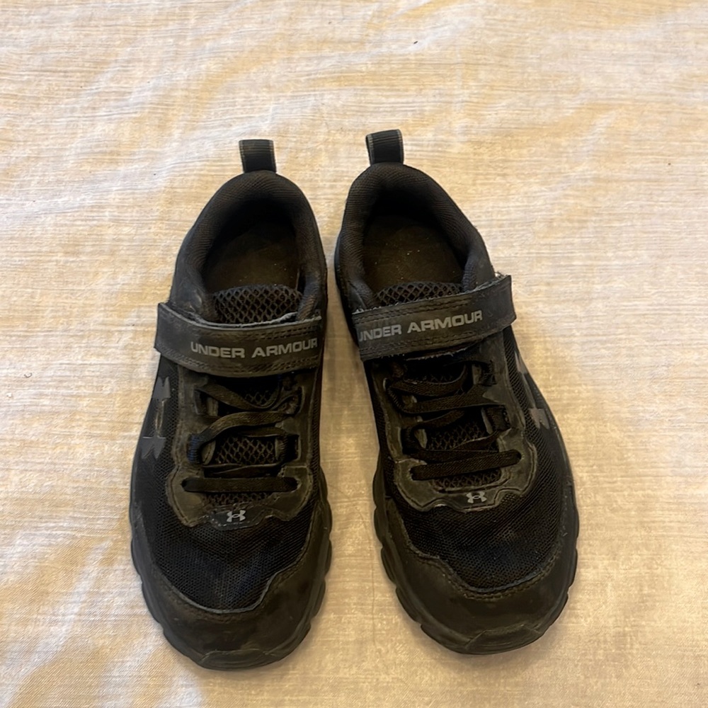 Under Armour black/gray boys tennis shoes size 2Y